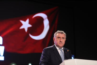 Bakan Bak, Gazi Koşusu'nu kazanan Ahmet Çelik'i tebrik etti