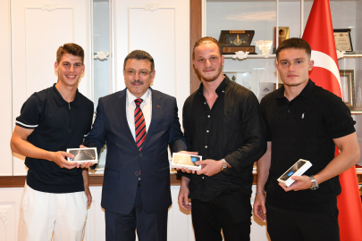 Başkan Genç'ten Trabzonspor 19 Yaş Altı Takımı’na hediye