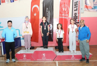 Ardahan’da "Komşu Dost İller Masa Tenisi Müsabakaları" tamamlandı