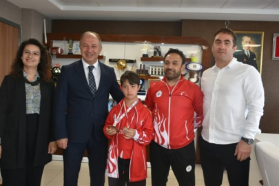 Erzurum GSK sporcusu Karakurt'tan, Gençlik ve Spor İl Müdürü Çakmur'a ziyaret