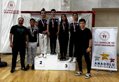 Çayırova Belediyesi Eğitim Spor Kulübü'ne iki kupa ve altı madalya