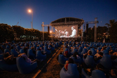 İzmir'de açık hava sinema gösterimleri başladı