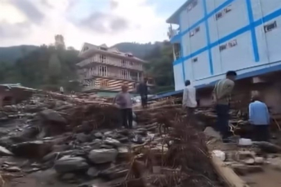 Hindistan'da ani sel ve heyelanlar sonucu onlarca kişi kayboldu