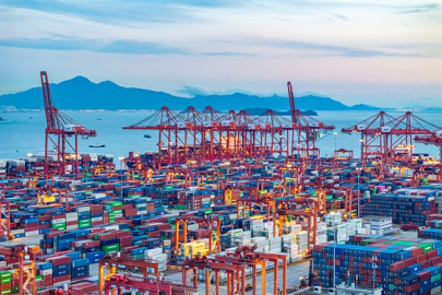 Trump, Çin'i yüzde 100 gümrük vergisiyle tehdit etti