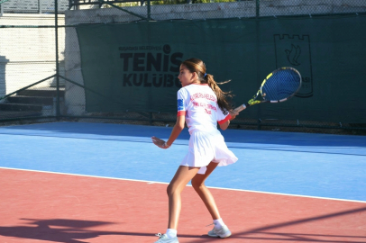 Kuşadası Tenis Kulübünde Kupalar Zafer Bayramı İçin