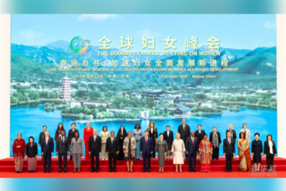 Xi ve eşi, Küresel Kadın Zirvesi'nde konuklarla fotoğraf çektirdi