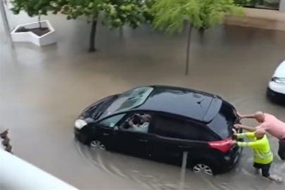 İspanya'nın Katalonya bölgesinde seller insanları araçlarda mahsur bıraktı