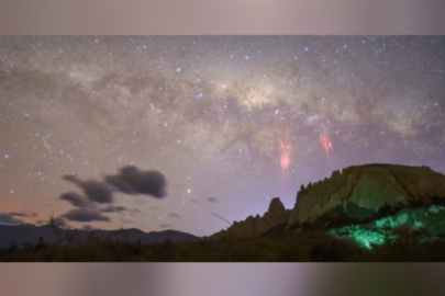 Üç fotoğrafçı en nadir ışık olaylarından biri olan "kırmızı şimşekler"i görüntüledi