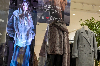 DeFacto'dan, Afra Saraçoğlu’nun Yapay Zekâ Destekli Hologramıyla Türkiye’de Bir İlk