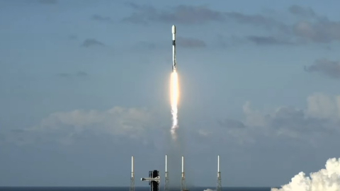 SpaceX ve Blue Origin astronotları Ay'a götürme planlarını NASA'ya sundu