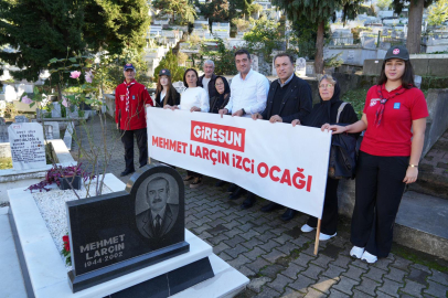 Merhum Başkan Mehmet Larçın mezarı başında anıldı