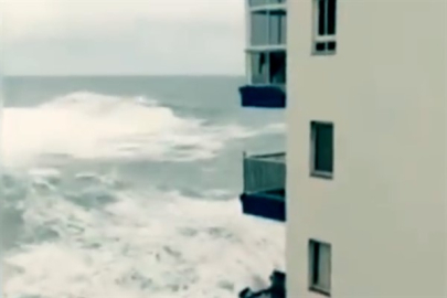 Tenerife'de dev dalgalar üç kişiyi yuttu