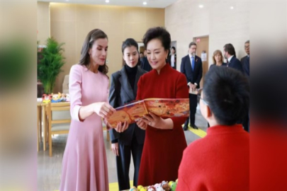 Peng Liyuan, İspanya Kraliçesi’yle engelliler merkezini ziyaret etti