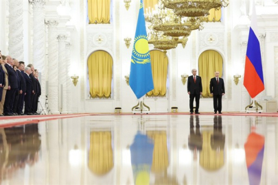 Kazakistan Cumhurbaşkanı Tokayev, Rusya’da resmi törenle karşılandı