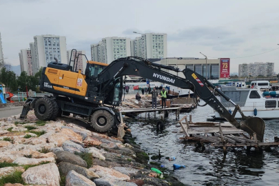 İzmir Karşıyaka’daki kaçak iskeleler yıkılıyor