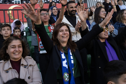 Bucak, Amedspor - Trabzonspor kadın futbol müsabakasını tribünde izledi