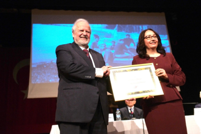 2025 Emine Işınsu Roman Ödülü’nü kazanan Demir’e plaketi verildi