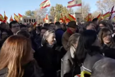 Madrid'de binlerce kişi erken seçim talebiyle gösteri düzenledi