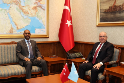 Bakan Güler, Somali Limanlar ve Deniz Ulaştırma Bakanı Nur ile görüştü