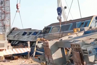 Tayland’da tren üzerine vinç düştü
