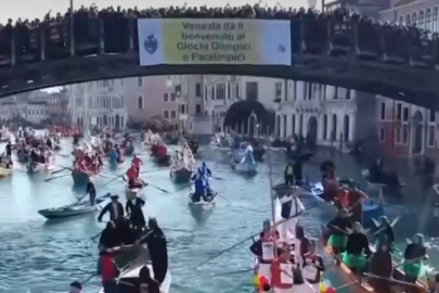 İtalya'nın ünlü karnavalı, Venedik'te Büyük Kanal'da yüzen bir geçit töreniyle başladı