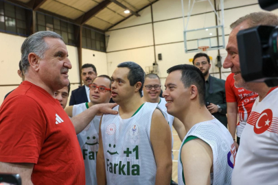 Bakan Bak, özel sporcularla basketbol maçı yaptı