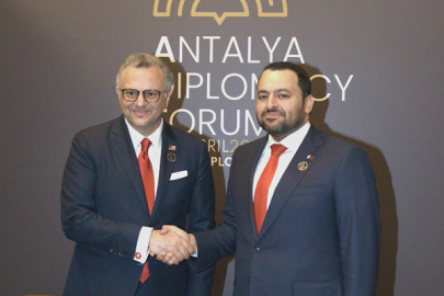 El-Khulaifi, Antalya Diplomasi Forumu'nun oturum aralarında yetkililerle görüştü