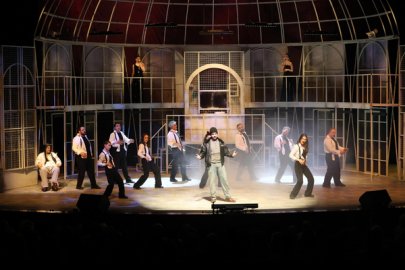 Konya Şehir Tiyatrosu Kafesten Bir Kuş Uçtu oyununu sahneledi