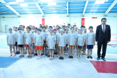 Osmangazi’de 23 Nisan’a özel yüzme şenliği düzenlendi