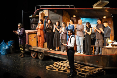 İzmir Şehir Tiyatroları’nın yeni oyunu "Halktan Biri" prömiyer yaptı