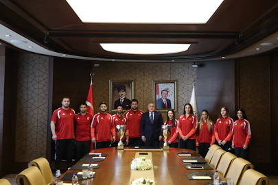 Bakan Bak: Tüm imkanlarımızla sporcularımızın yanındayız